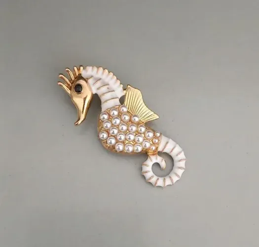 Broche de Cavalo Marinho Branco com Pérolas (novo)