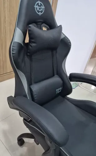 Cadeira gamer TGT com inclinação.