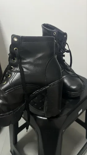 Bota Coturno Preta de Salto Alto Tratorada