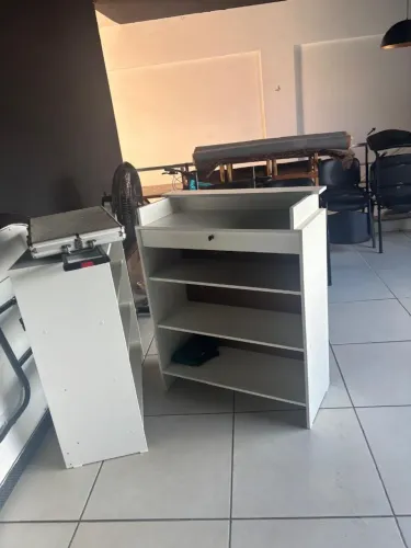 Balcão com gaveteiro para caixa de comércio 