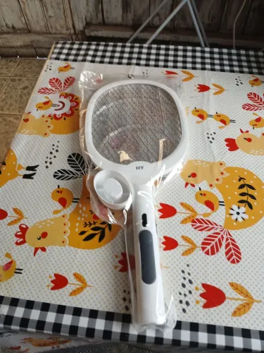Raquete mata moscas e carapaná com luz UV azul bateria interna