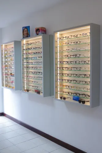 Expositor de óculos em MDF com prateleiras de vidro e LED- Unidade