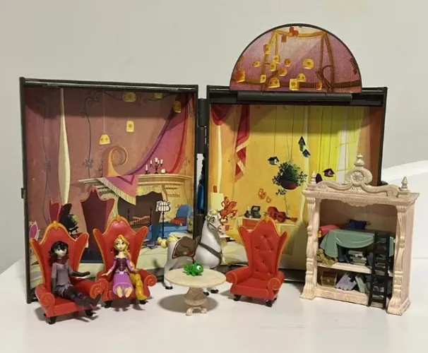 Diorama livro da Rapunzel com miniaturas da série