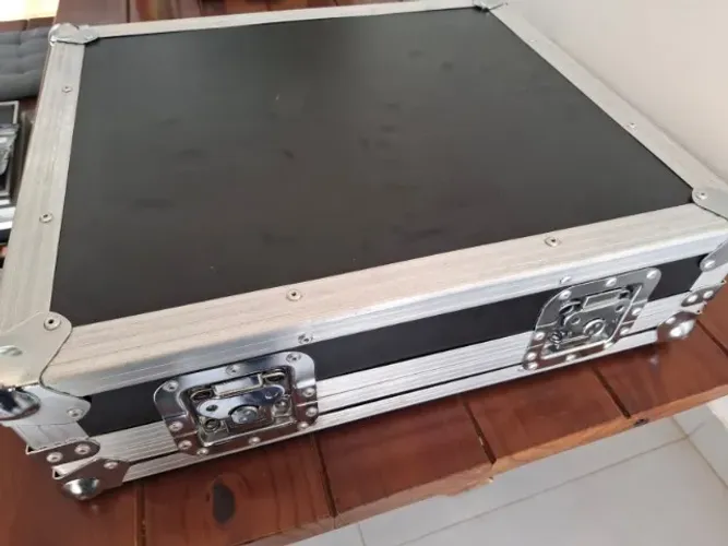 Hard case / Flight case para pedais ou equipamentos de áudio.