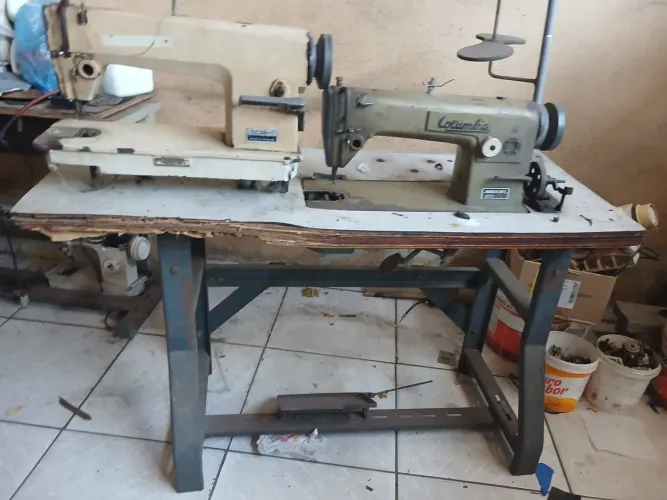 Vendo 2 máquina costura reta industrial precisando de reformas