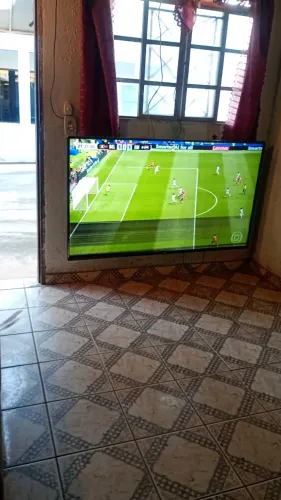 Vende-se uma TV 65 polegadas LG