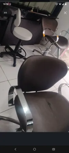 2 cadeira inclinável e um  mocho 