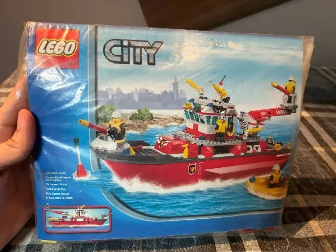 Lego City Barco de Combate ao Fogo 307 peças Seminovo