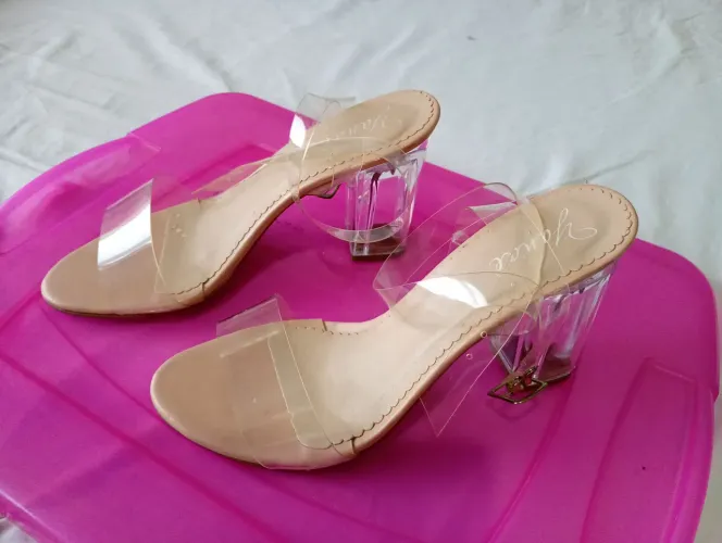 Sandália transparente 