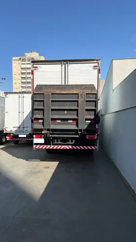 Plataforma de elevação para caminhões
