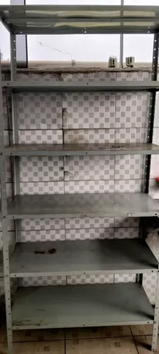 Pratileira de metal