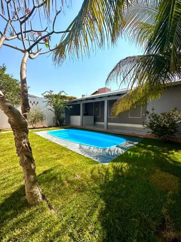 Casa á venda no bairro Morada do Ouro Cuiabá, com piscina, churrasqueira e jardim.
