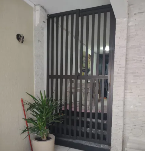 Portão de alumínio na cor bronze