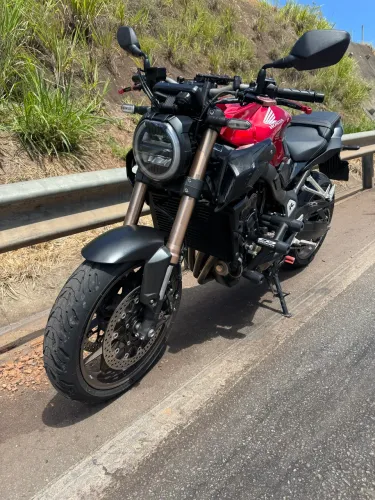 CB 650r 2022 muito nova com acessórios e pneus novos