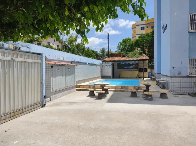 Apartamento 02 quartos, 01 suíte, wcs, mobiliado, deck com piscina, 1 andar, 1 vaga carro.