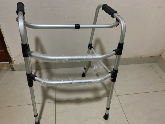 Andador articulável para idosos