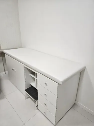 Maca médica com armário e gaveteiro