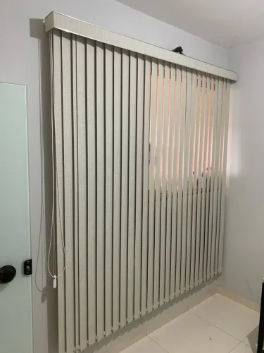 PERSIANA VERTICAL COM BLACKOUT LINHO NOBRE