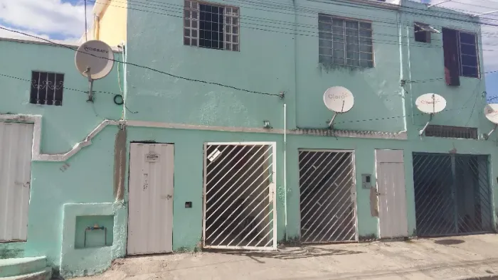 Predio composto de 7 casas geminadas e salao de 360 metros