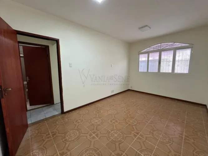 Locação de Casa térrea com edícula no bairro Jardim Portugal em São José dos Campos, SP.