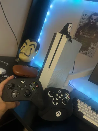Vendo Xbox one s 1tb + 6 jogos e dois controles