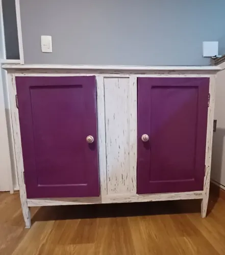 Armário com portas laqueadas de roxo