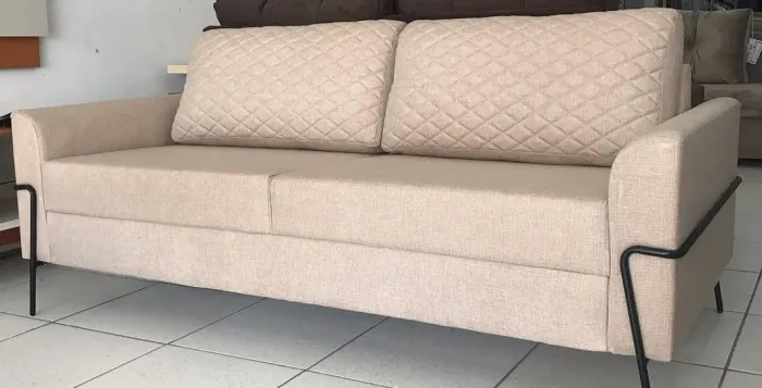 Sofá em linho cinza e pés em aço carbono