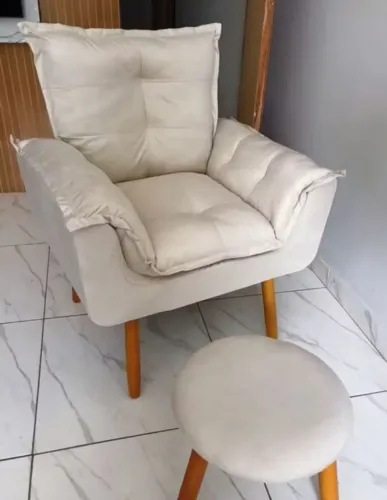Vendo cadeira de amamentação com puff