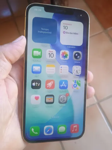 Vendo celular iPhone 12 Pro Max na cor Benge com lateral dourado de 128 GB de memória.