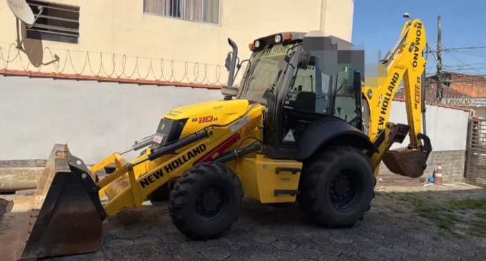Retroescavadeira New Holland B110B ano 2024, com média de 2.500 horas, em SP