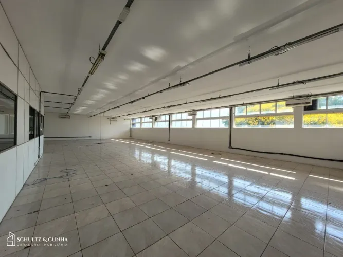 Prédio Comercial com 3.700m², 20 vagas no bairro Navegantes em Porto Alegre para