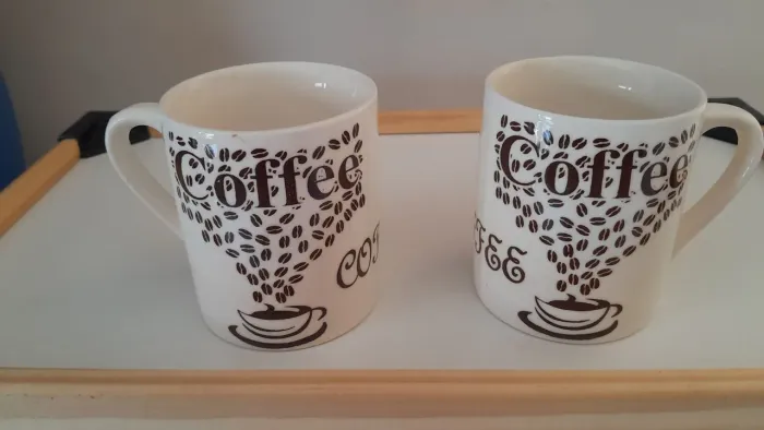 Caneca grãos de café.