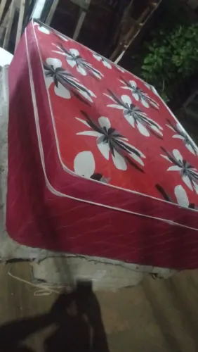 Cama box solteiro com 10 centímetros de espuma reforçada direto de fábrica