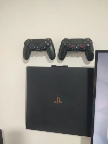Vendo PlayStation 4 Pro (PS4 Pro) + 2 Controles + 8 Jogos Físicos + 6 Jogos Digitais