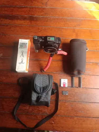 Câmera Sony completa tripé, bateria, cartão de memória e beg funcionando bem 