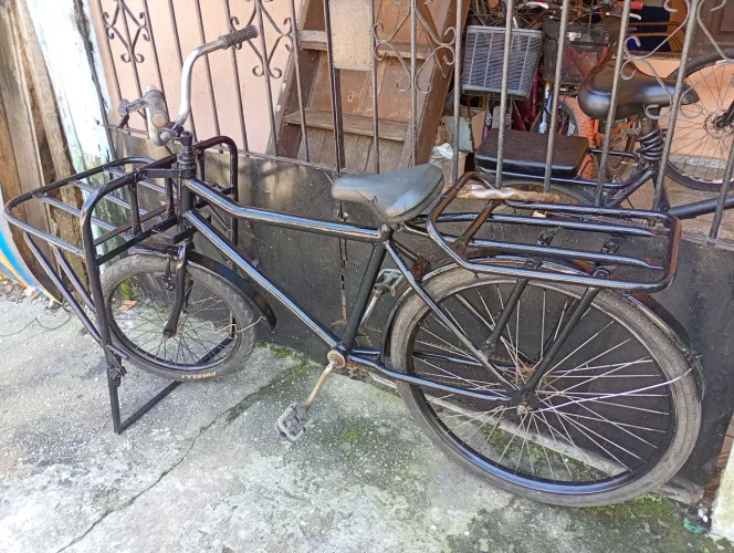 Bicicleta cargueira em perfeito estado