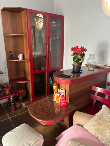 Cristaleira com barzinho e 4 cadeiras
