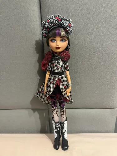 Boneca Ever After Hight Cerise Hood - Filha da chapeuzinho vermelho / Novo / Colecionador