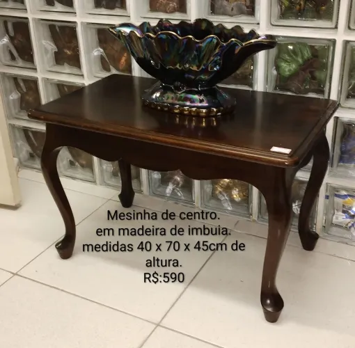 Mesinha de centro pequena, em madeira, chippendale medidas na foto
