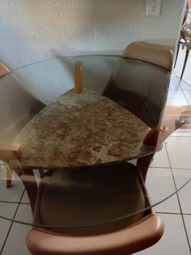 Mesa de jantar ela é de três cadeiras.