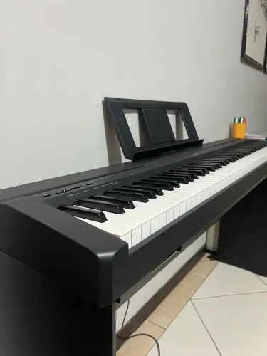 Piano Digital Yamaha P-45 Preto com fonte e pedal + Estante