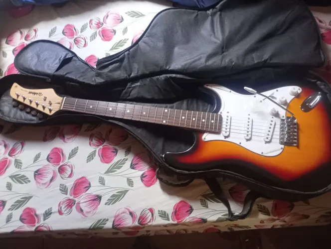Guitarra e acesserios (guitarra, pedaleira com fonte, e mineiro amplificador. Completo