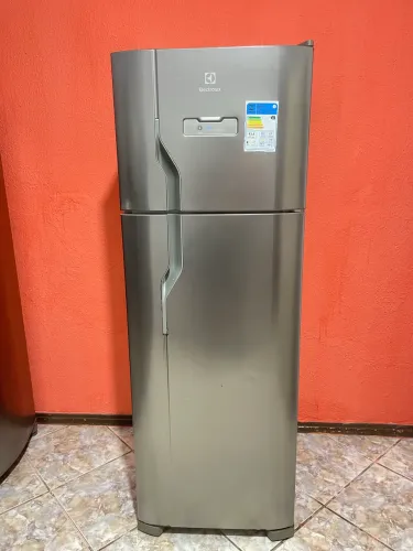 Geladeira Electrolux inox Frost Free 310 L com painel digital 