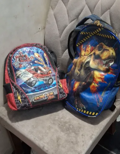 Mochilas e tênis infantis usados para doação
