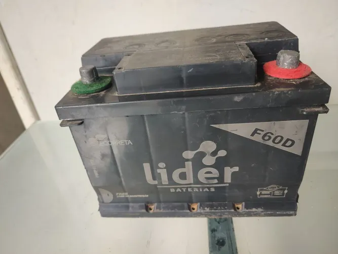Bateria 12v 60h ainda boa Palio automotiva