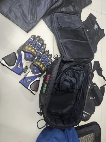 Roupas e equipamentos de motocicleta 