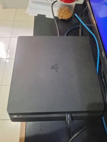 Playstation 4 Slim 1TB 2 controles + Jogos