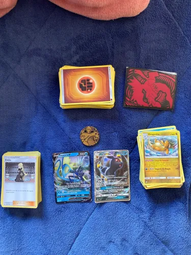 Vendo 202 cartinhas pokemon em ótimo estado
