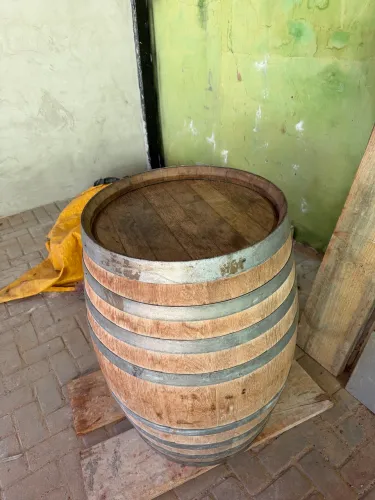 Vende-se barril de carvalho