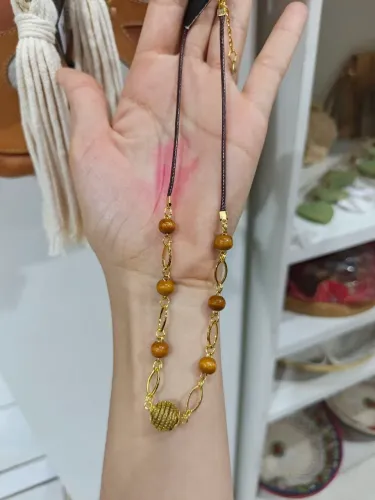 Colar com bolinhas marrons e capim dourado